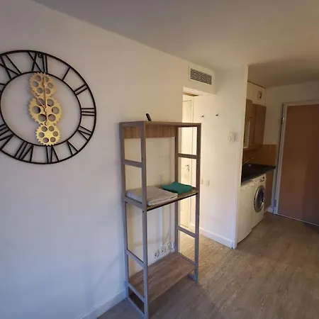 A&h Homes - - Near Train Station *