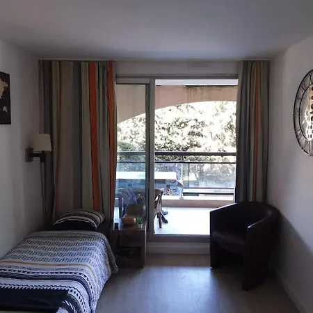 A&h Homes - - Near Train Station Apartment