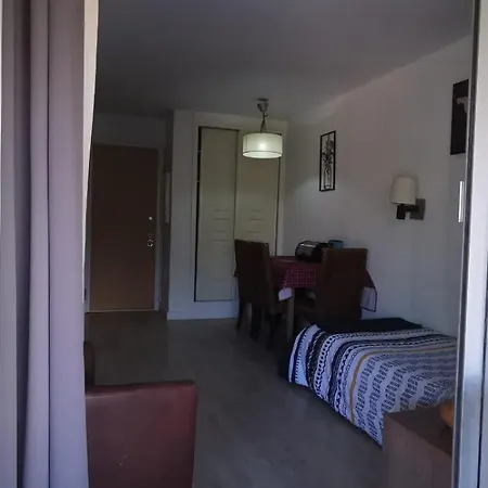 A&h Homes - - Near Train Station Apartment